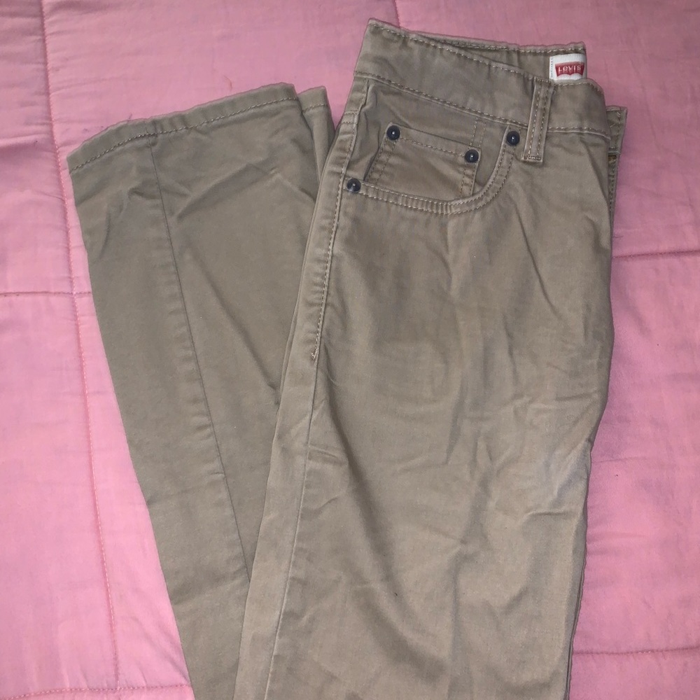 Levi’s open leg khaki pants 🤎🤍